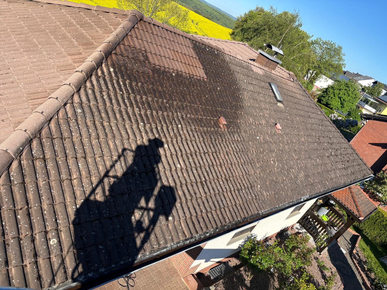 Walmdach vor der Reinigung, vermoost