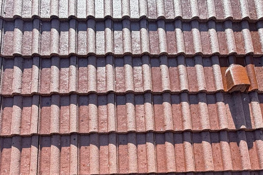 Dachziegel nach der Reinigung, sauber und frei von Moos und Flechten
