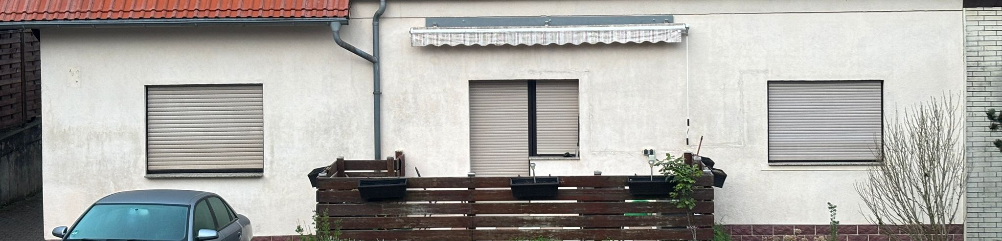 Fassade mit Grauschleier vor der Reinigung