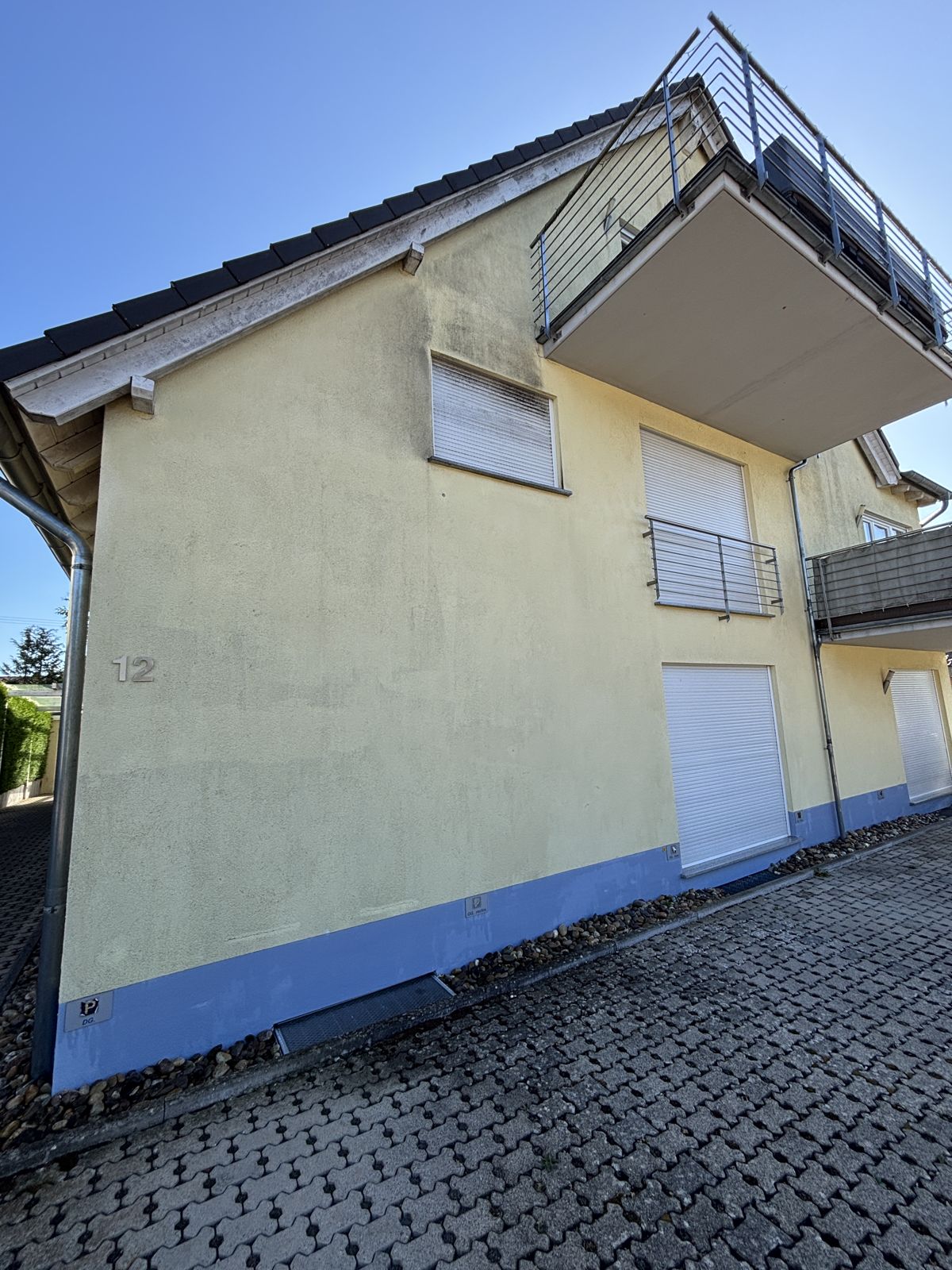 Fassade mit Grünbelag am Tag des Auftragens des selbsttätigen Reinigers