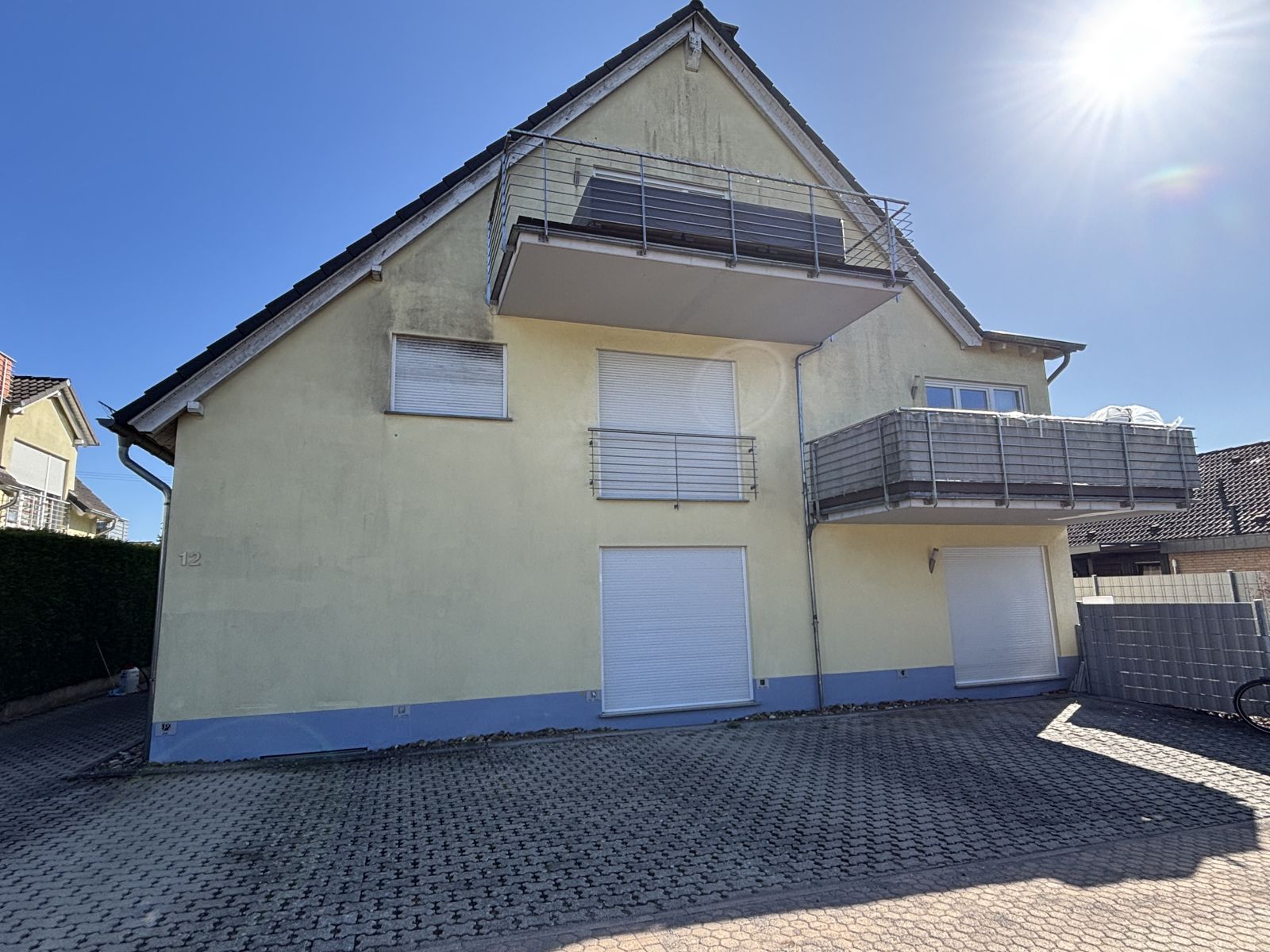 Rückfassade mit dunklen Schlieren unter dem Dach am Tag des Auftragens